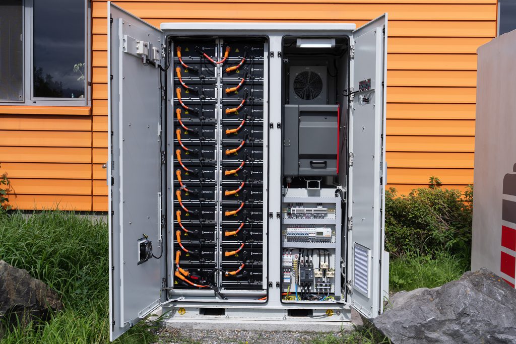 Batteriespeichersystem offen, Batteriemodule, Leistungselektronik, Batteriemanagementsystem