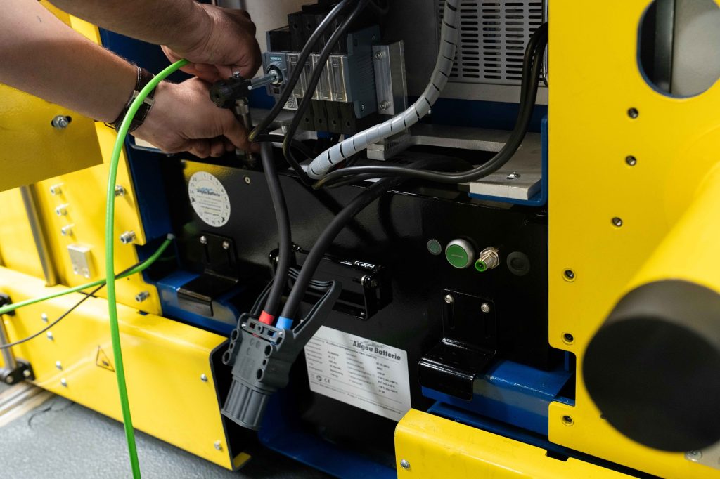 Inbetriebnahme der Lithium-Ionen-Traktionsbatterie in AGV von Schaarschmidt