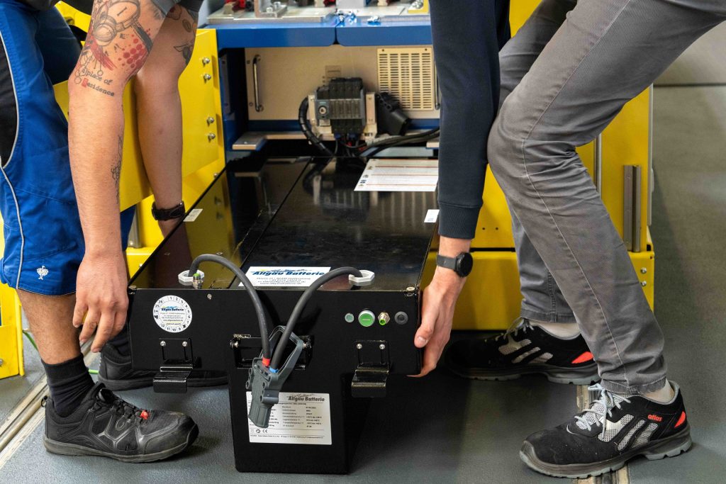 Einbau der Lithium-Ionen-Traktionsbatterie in AGV von Schaarschmidt